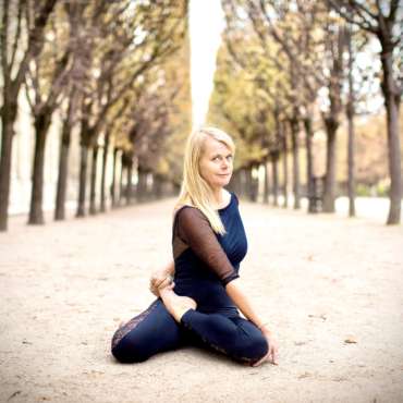 Atelier série de l ashtanga avec Caroline Boulinguez. Dimanche 29 juin de 11h à 13h15 taris 35€